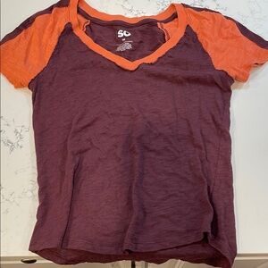 SO Women's Two-Tone Plum and Orange V-Neck Tee